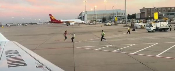 蚂蚁配资 男子登机前绕着飞机跑，被控制后用约束袋抬走；警方回应：当事人涉及其他案件